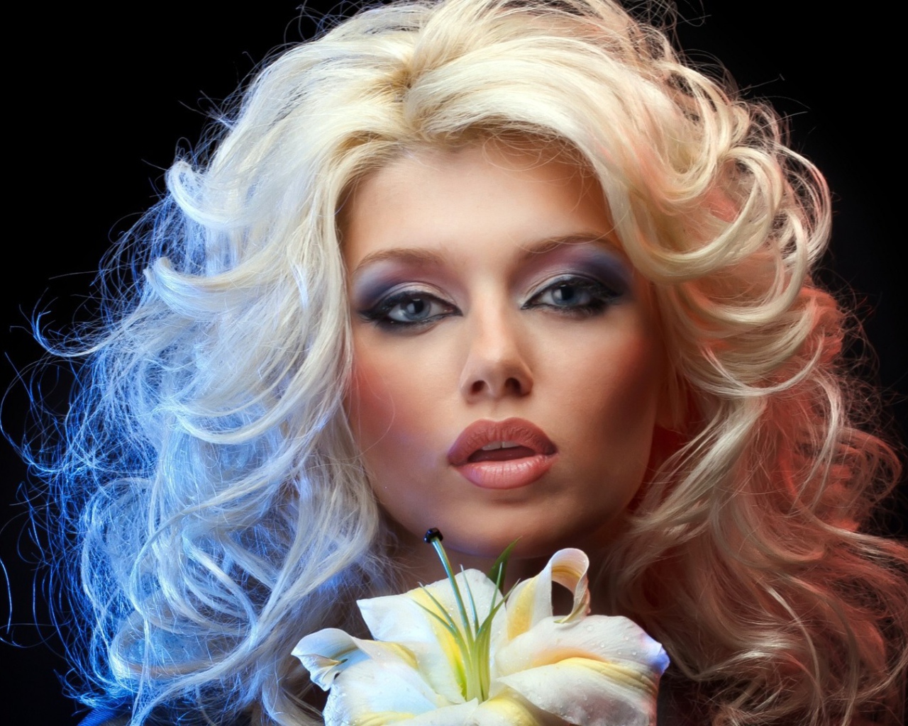 Блондинка с лилией в руках