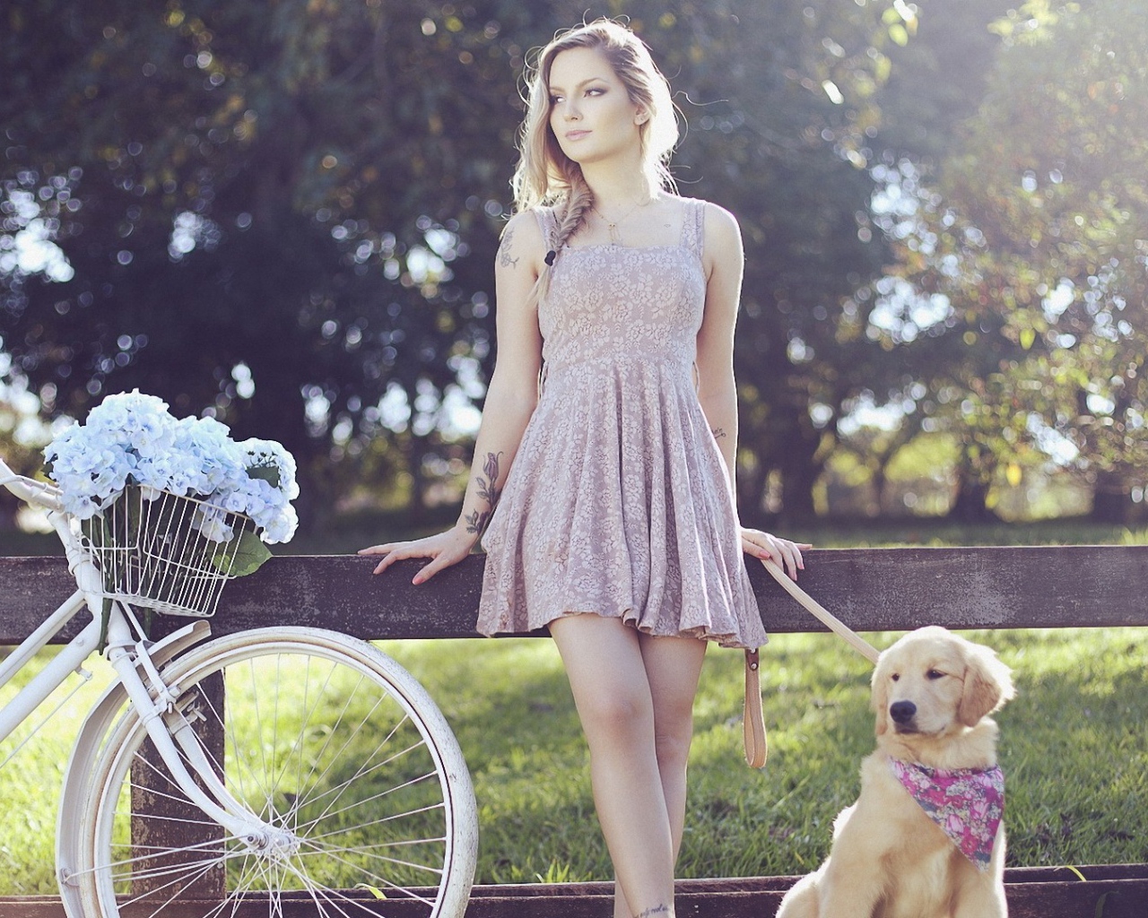 Блондинка с тату на руке выгуливает собаку