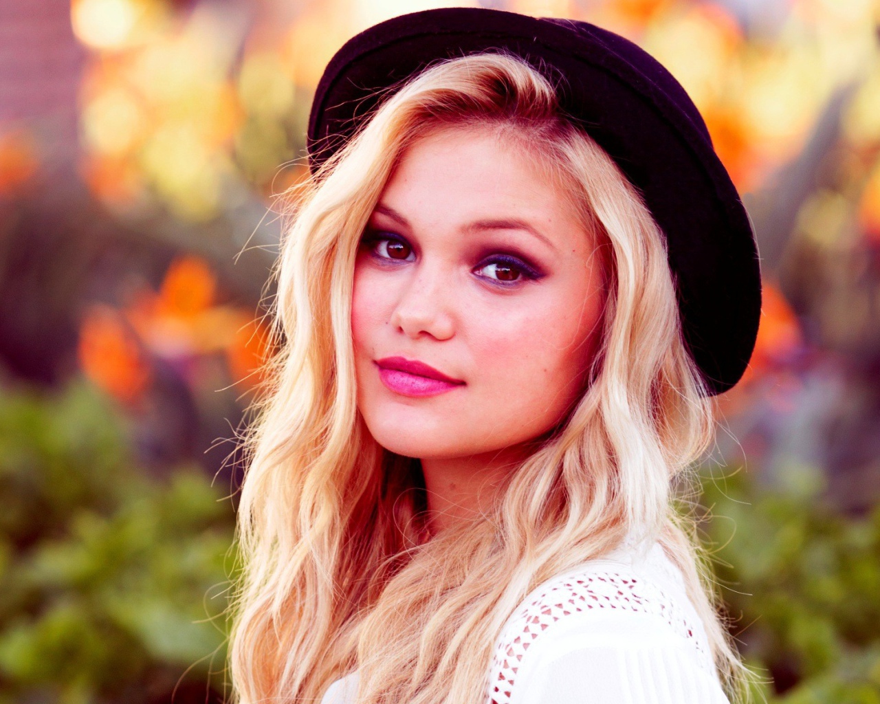 Блондинка в черной шляпе Оливия Холт