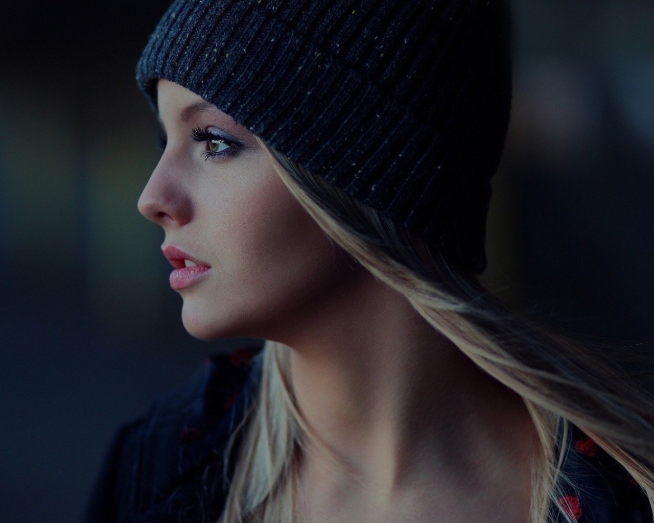 Блондинка в черной вязанной шапке