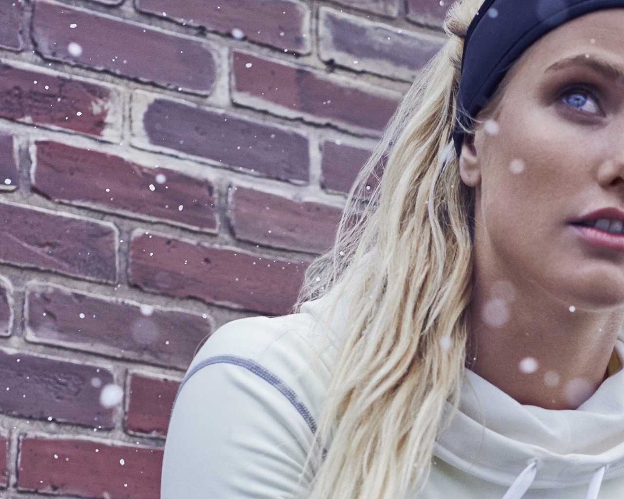 Блондинка в налобной повязке