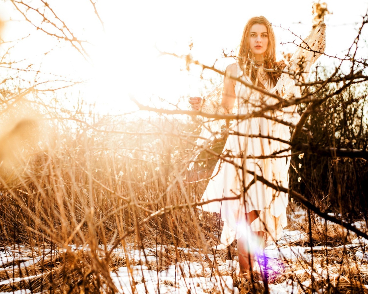 Блондинка в белом платье на снегу