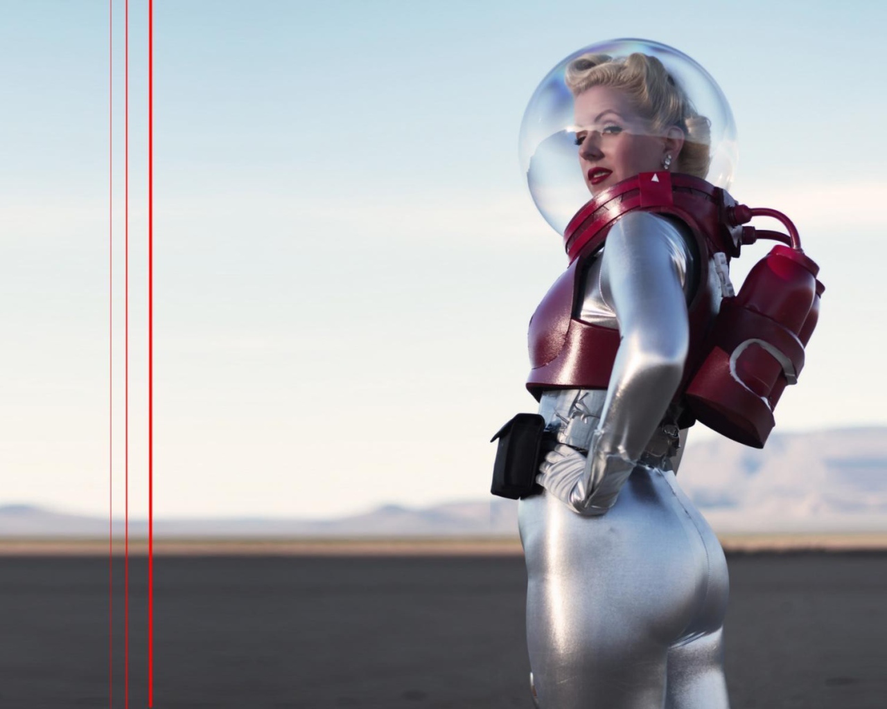 Блондинка в ретро скафандре