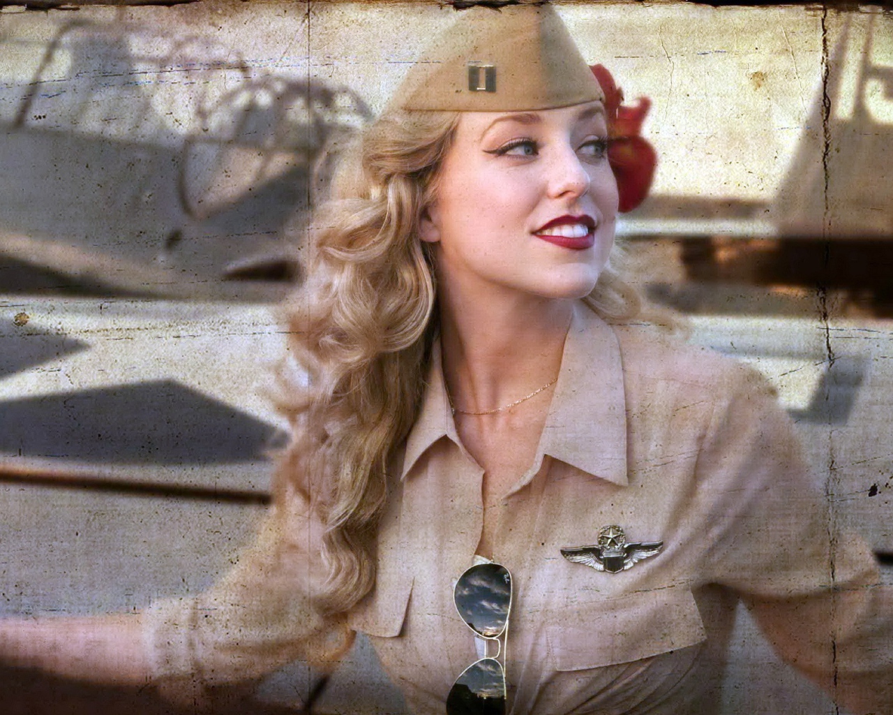 Блондинка в форме пилота ВВС