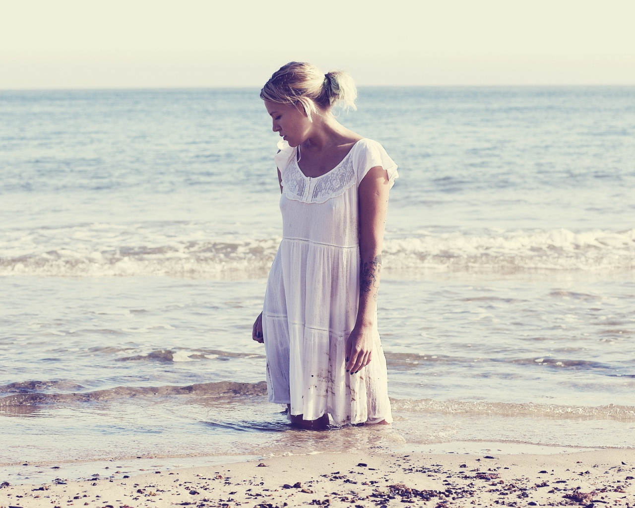 Блондинка стоит в воде