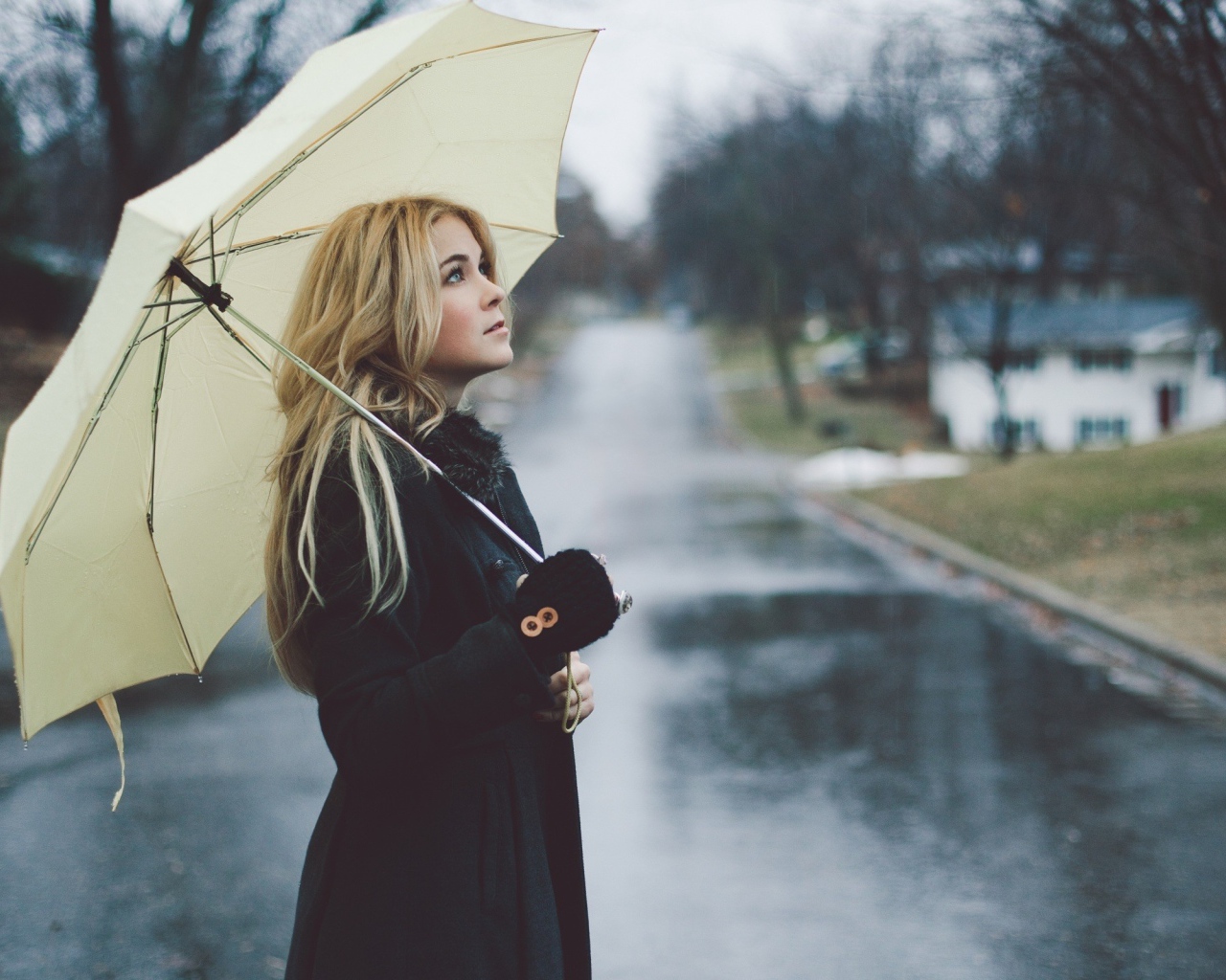 Блондинка под белым зонтом во время дождя