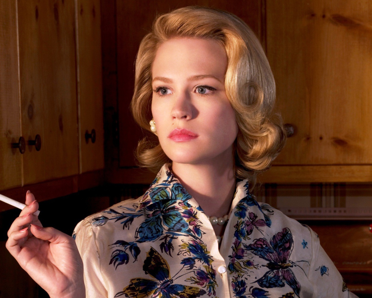 Блондинка с сигаретой в руке