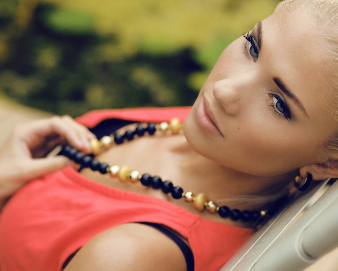 Блондинка с ожерельем на шее