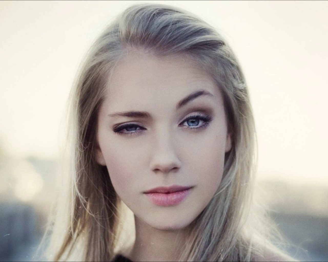 Блондинка с голубыми глазами прищурила глаз