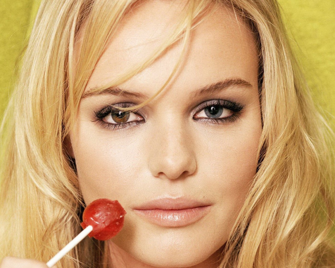 Блондинка с леденцом на палочке