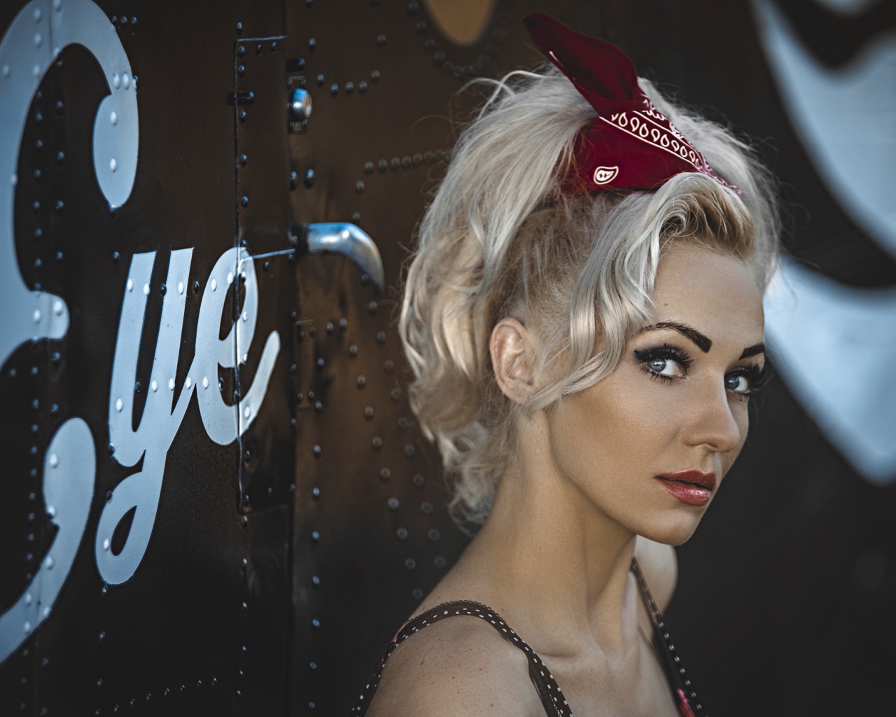 Blonde with retro hairstyle at the door of the dressing room