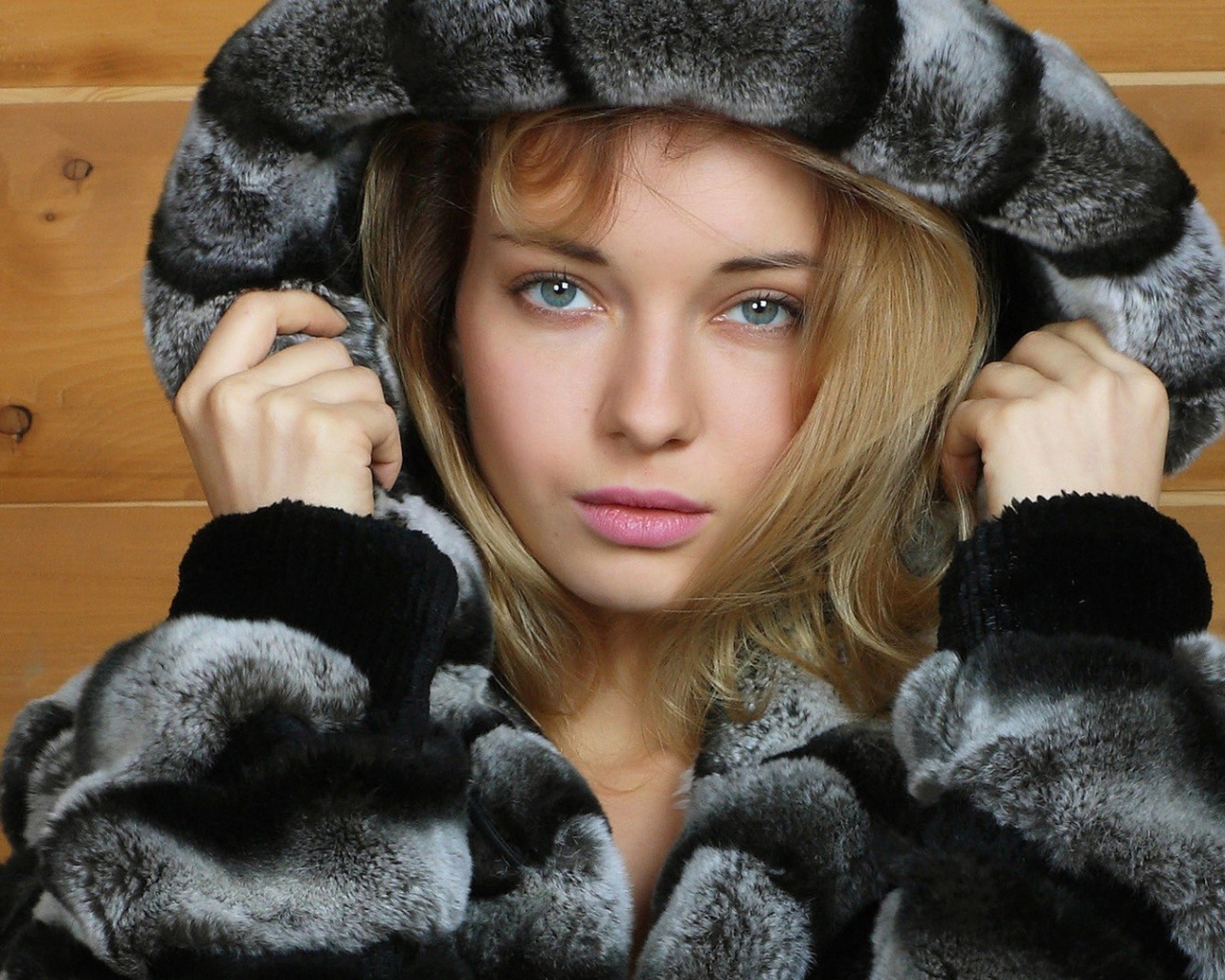 Голубоглазая девушка в черном меховом пальто