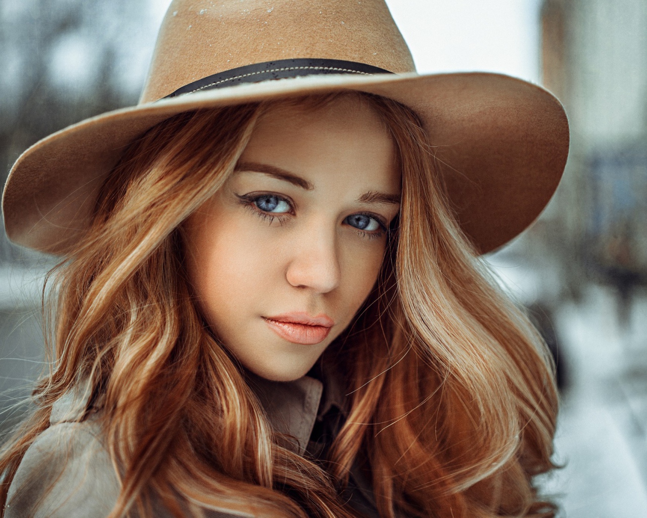 Голубоглазая девушка в коричневой ковбойской шляпе