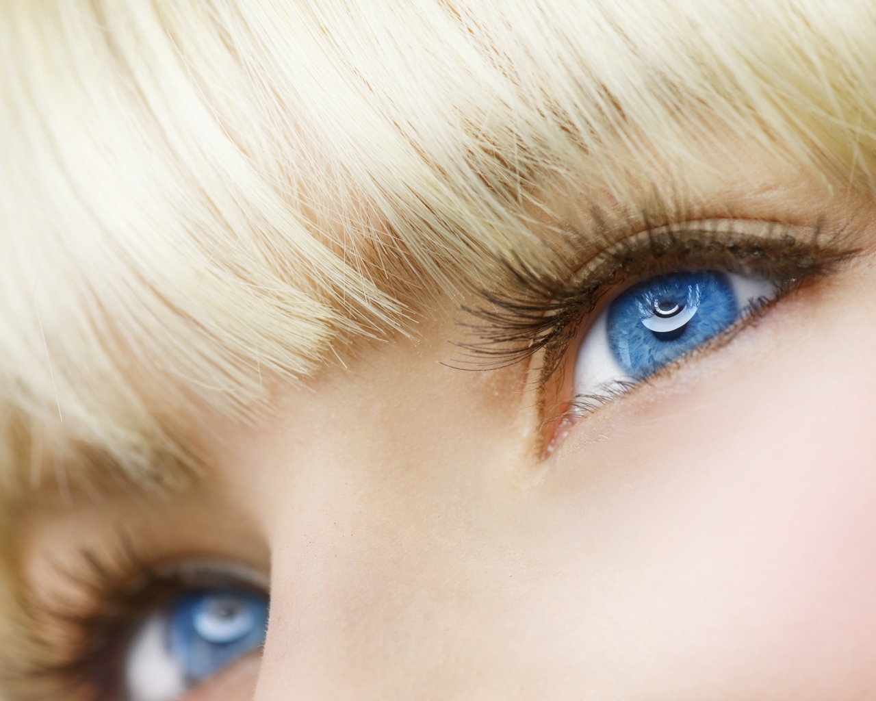 Голубые глаза девушки блондинки