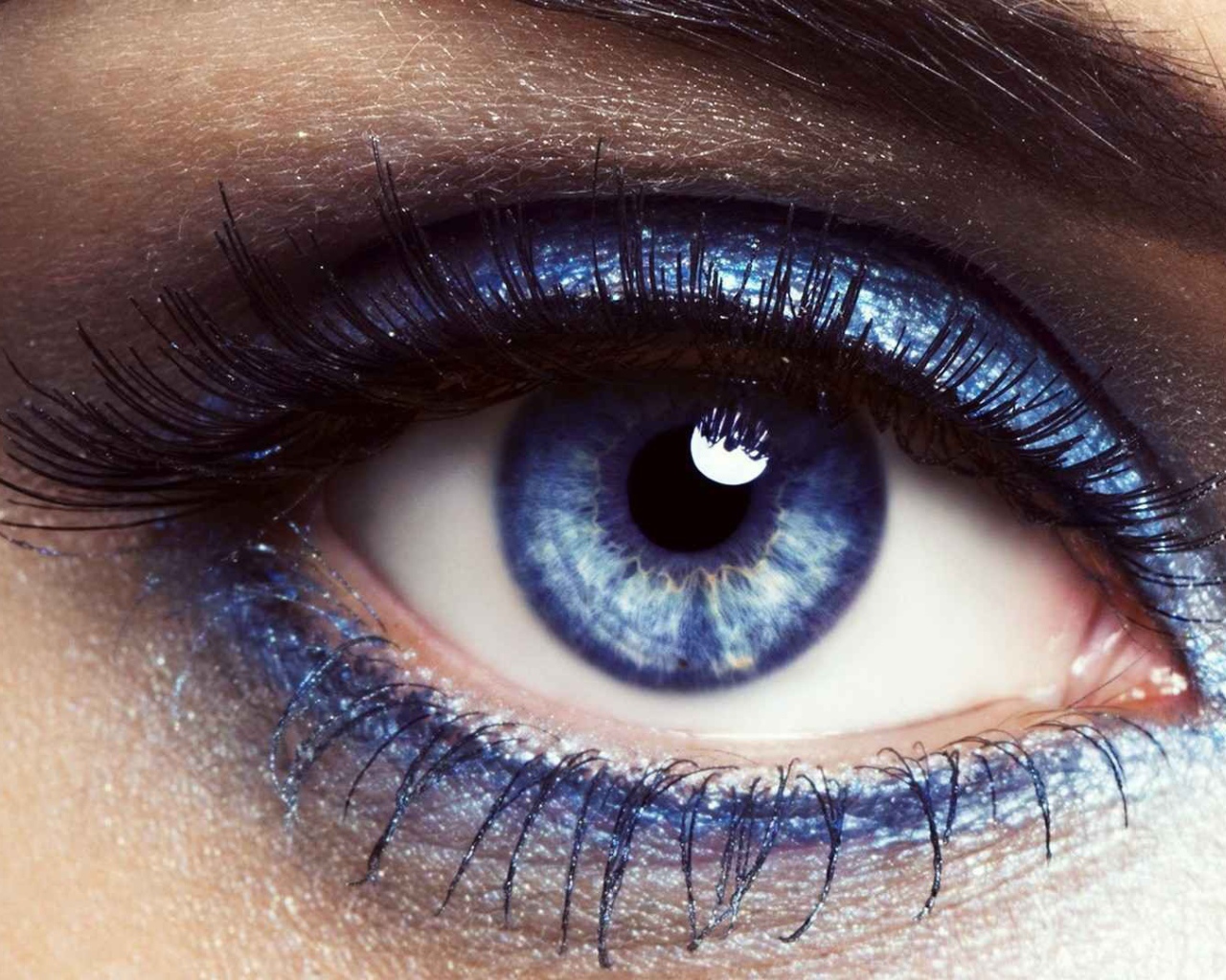 Голубой макияж на глазах голубоглазой девушки