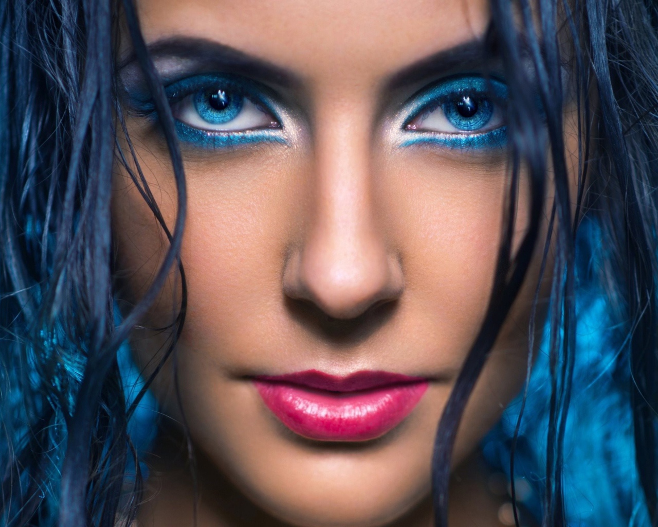Голубой макияж девушки с голубыми волосами