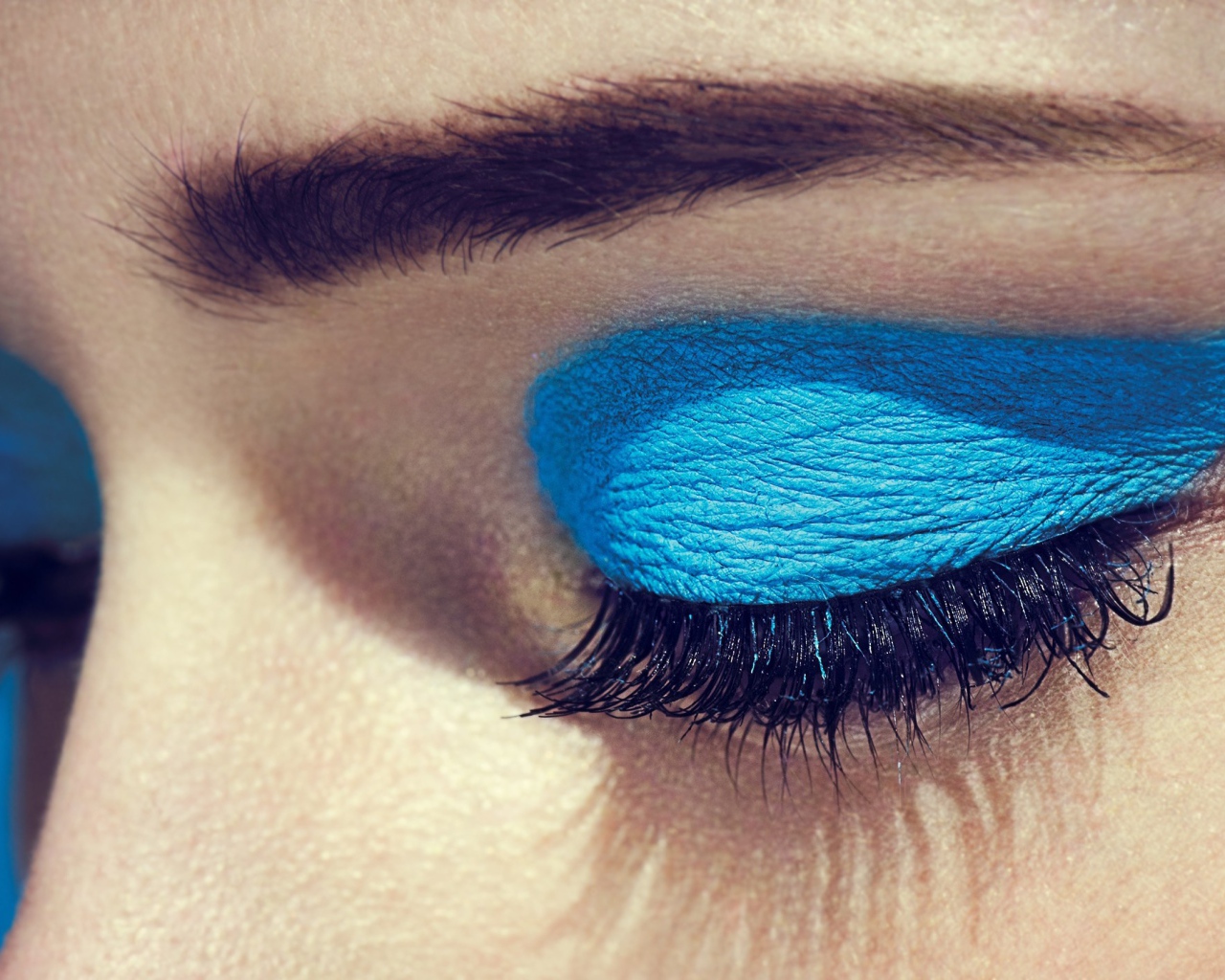 Голубые тени аккуратно нанесены на глаза