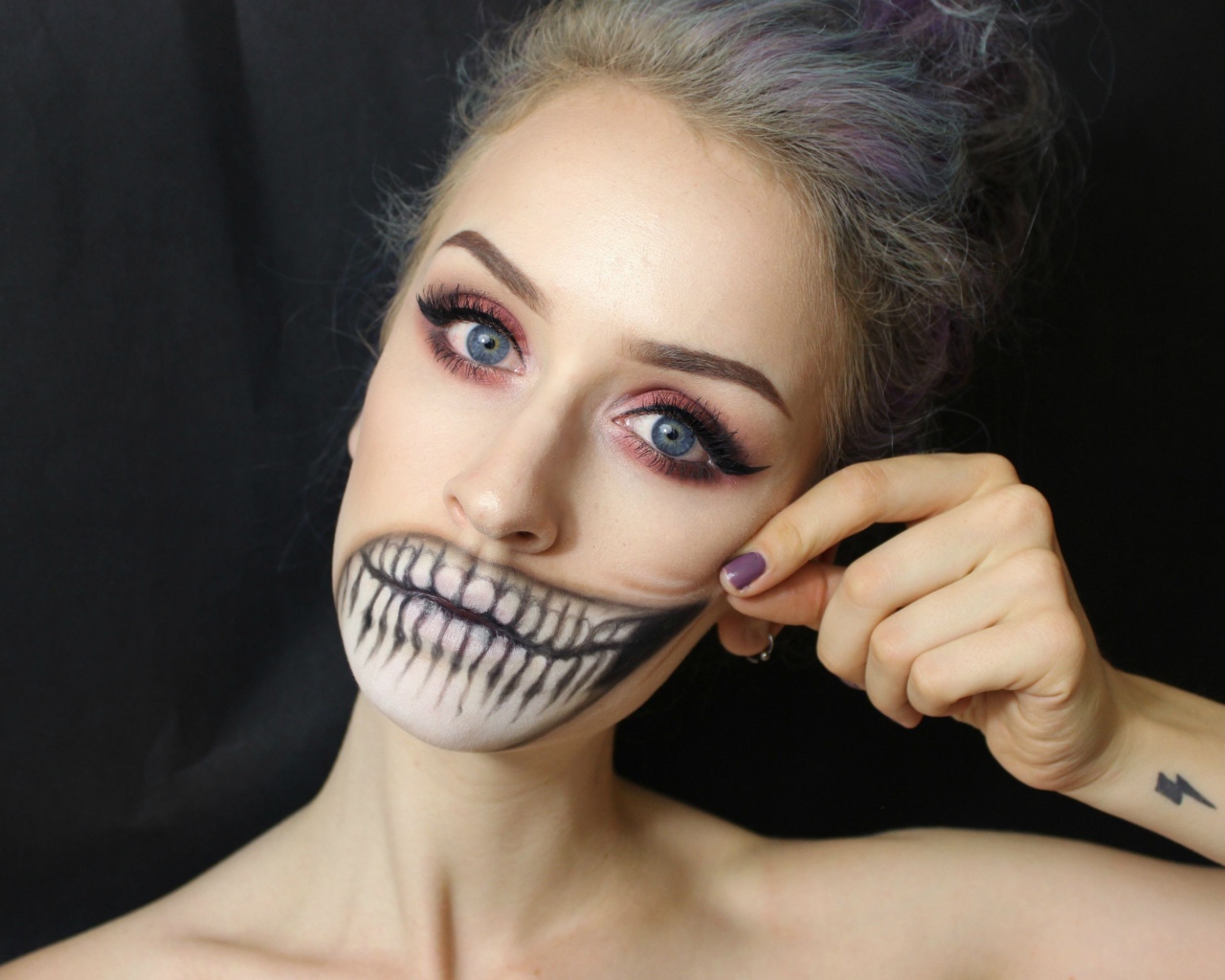 Бодиарт на лице девушки зубы