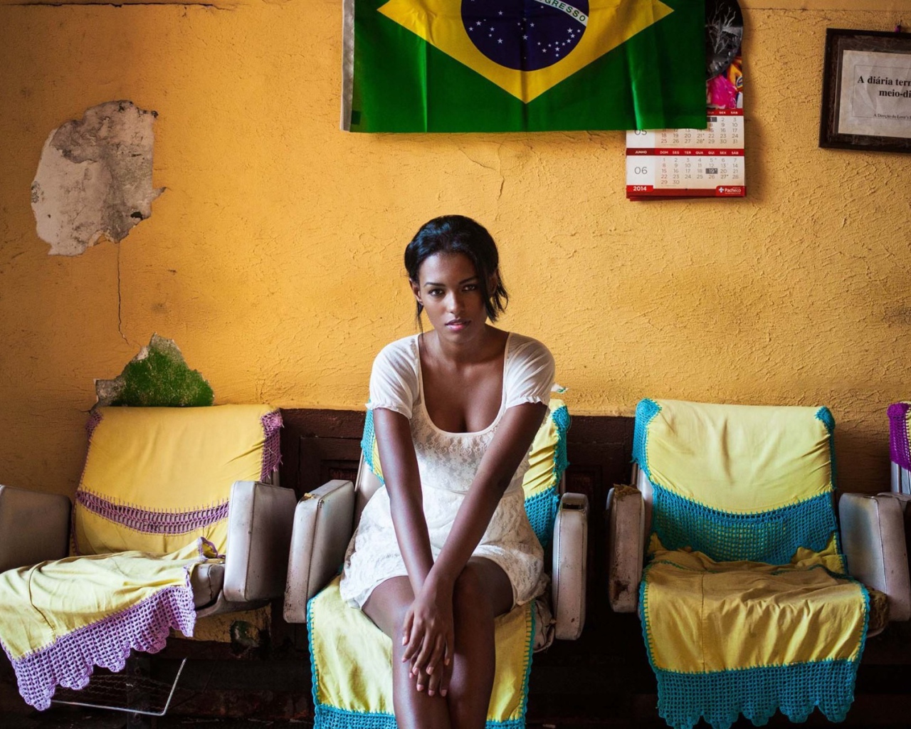 Бразильская девушка в своем доме