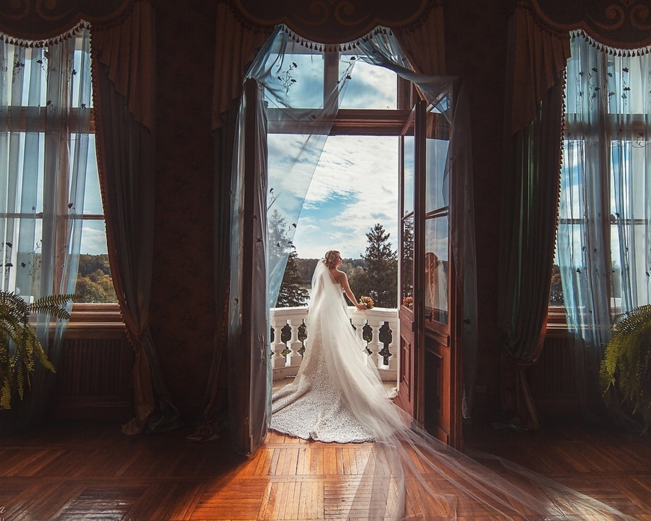 Невеста стоит на балконе