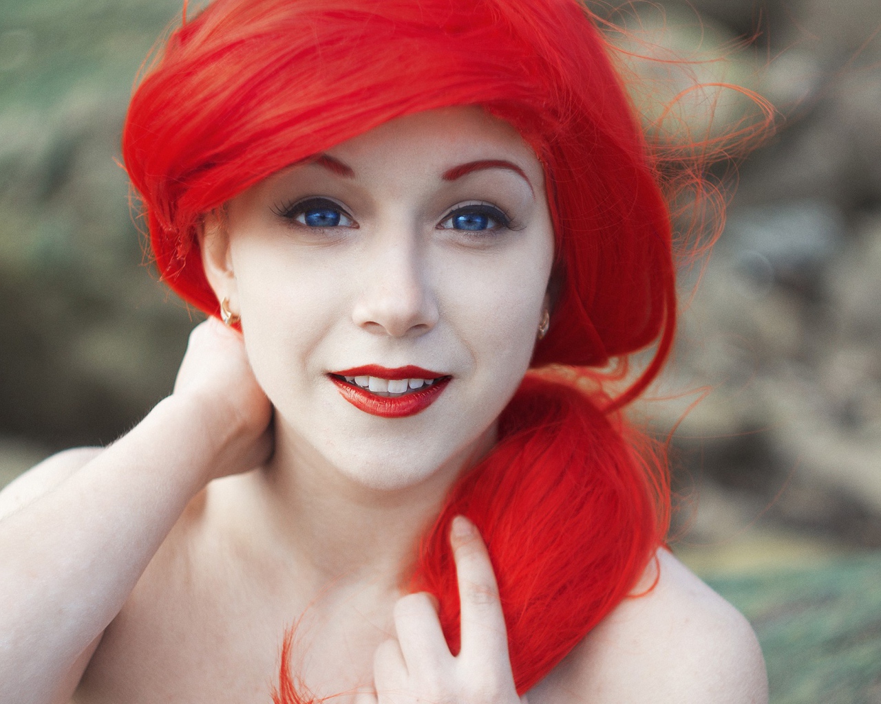 Ярко алые волосы у голубоглазой девушки