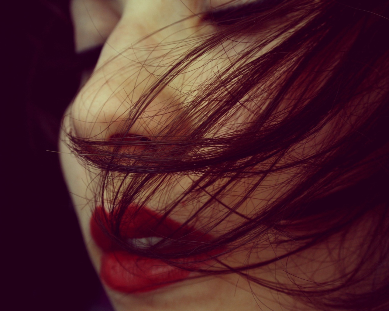 Каштановые волосы на лице у девушки