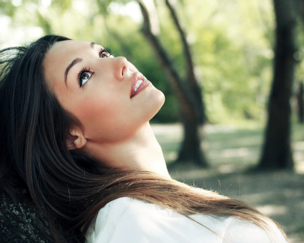 Брюнетка Lorena Garcia смотрит вверх