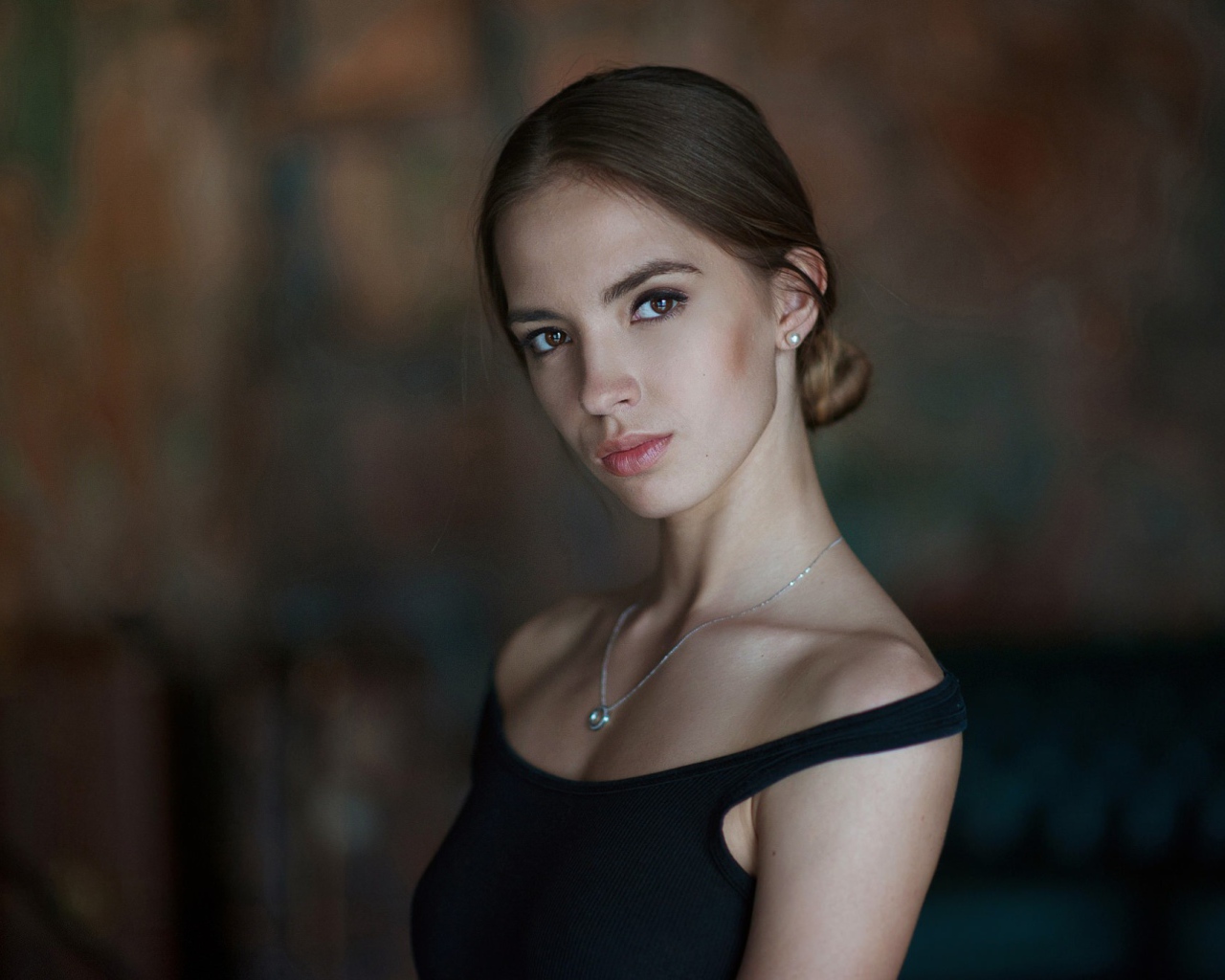 Брюнетка Виктория Лукина