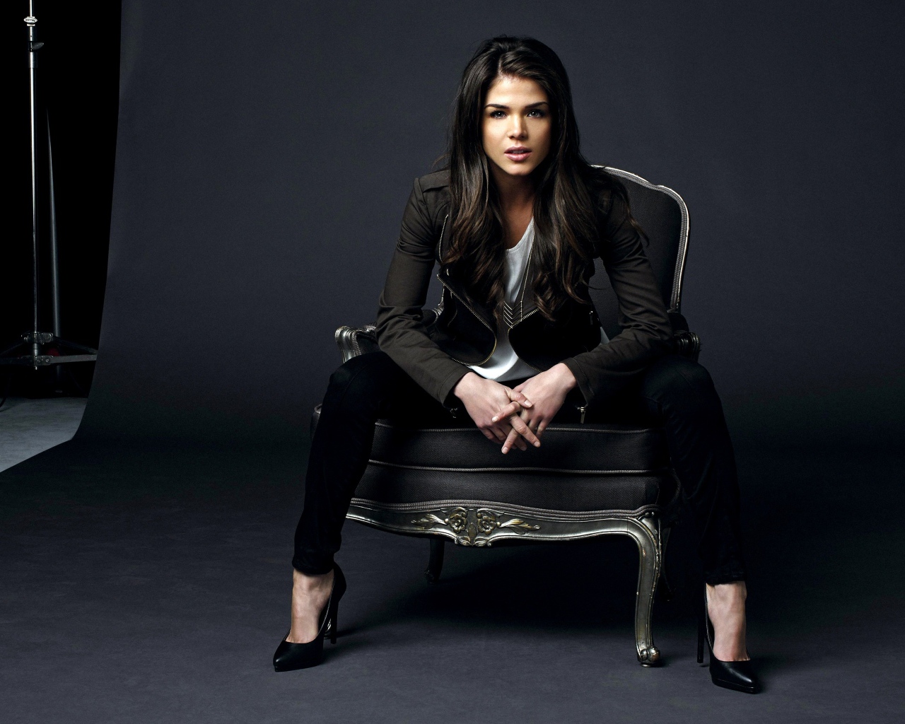 Девушка брюнтека Мария Авгеропулос