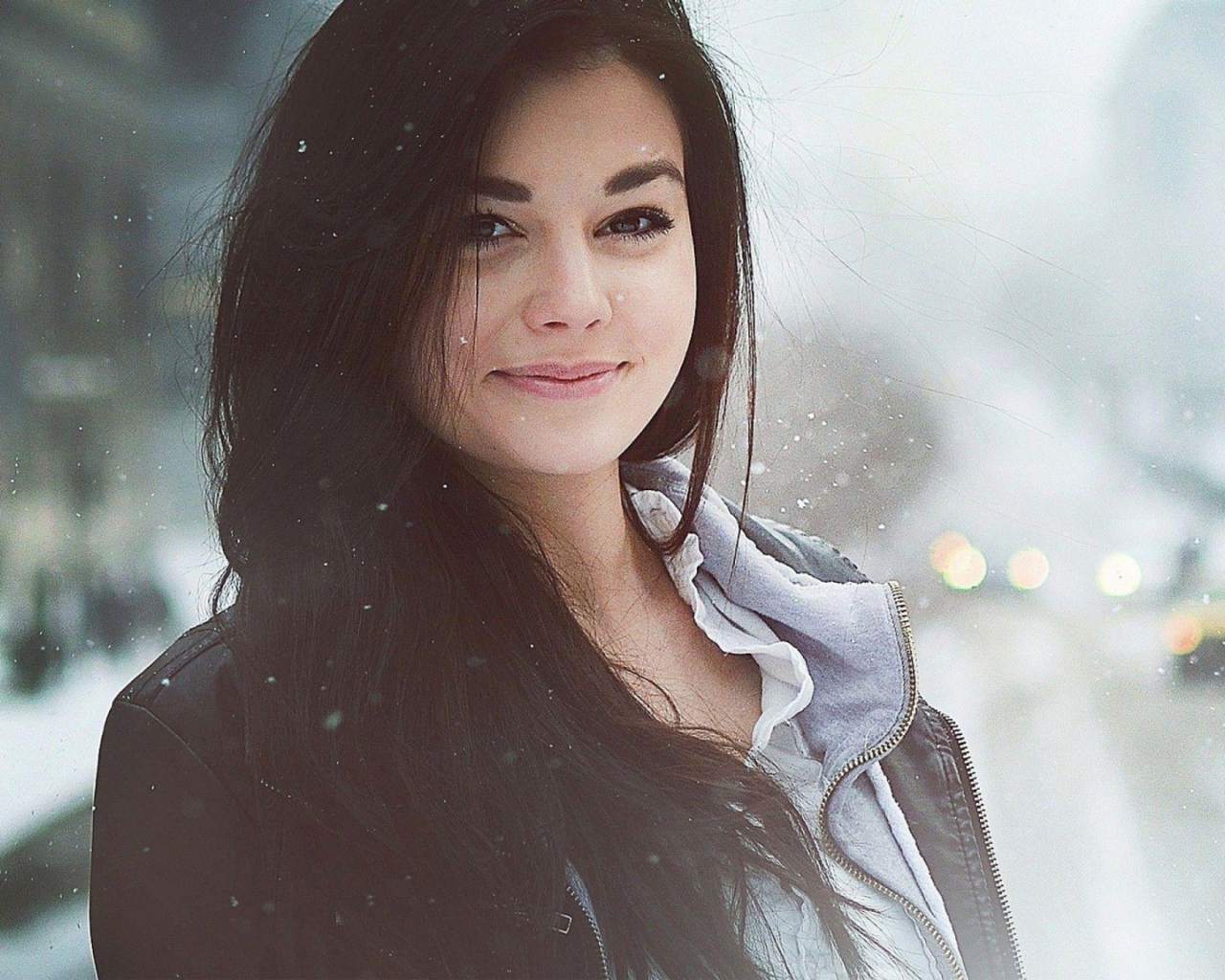 Девушка брюнетка среди снегопада