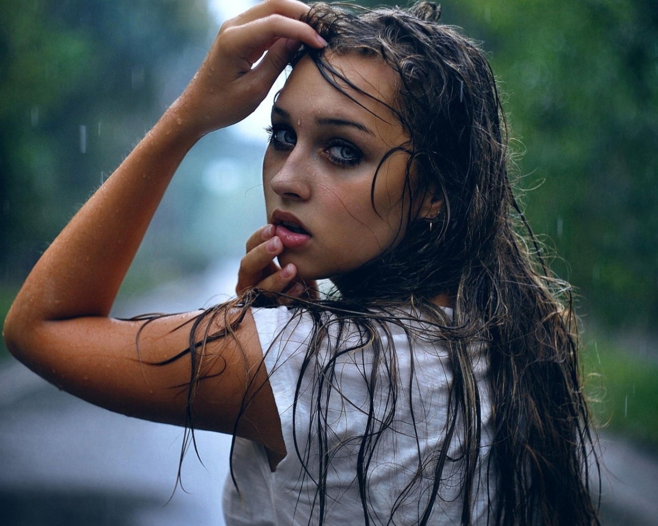 Девушка брюнетка вымокла под дождем