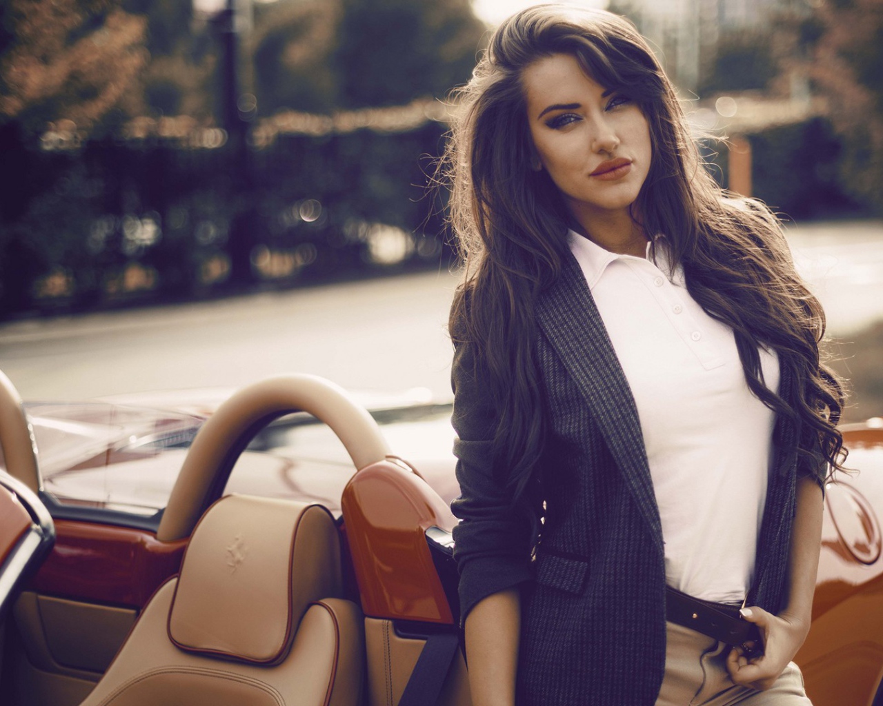 Девушка брюнетка у кабриолета Феррари