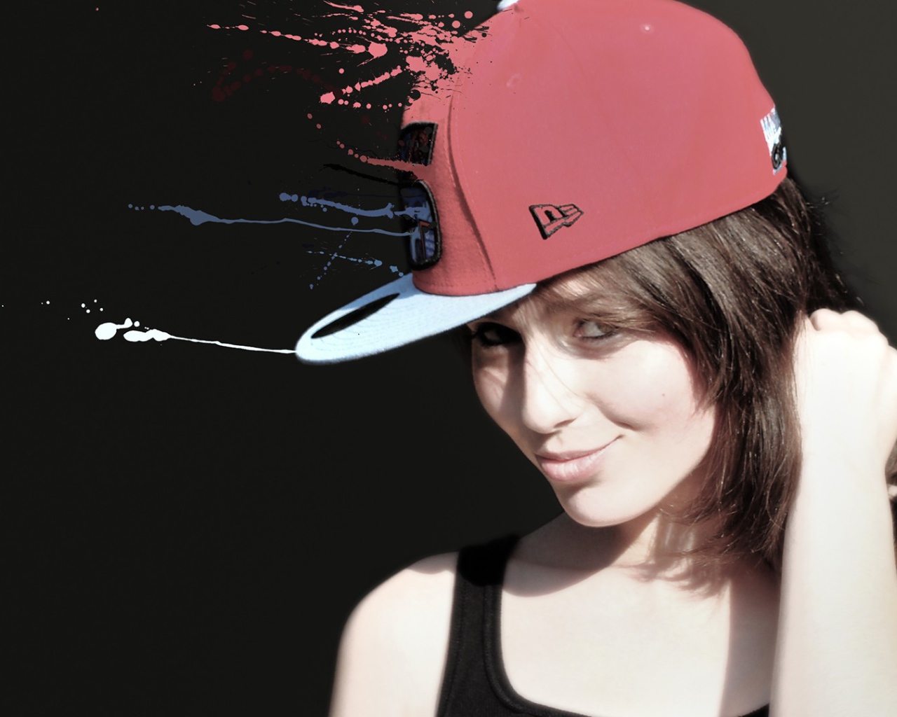 Девушка брюнетка в оригинальной кепке