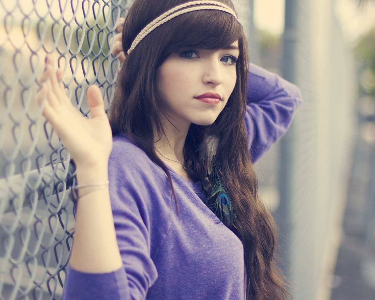 Девушка брюнетка с повязкой на голове