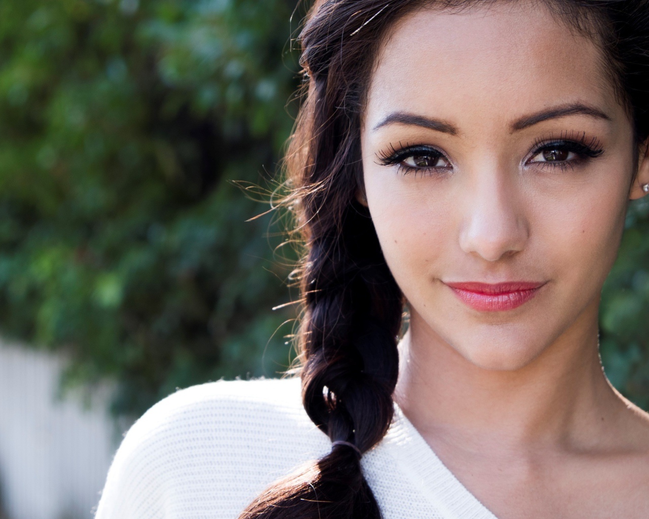 Волосы брюнетки заплетены в косу