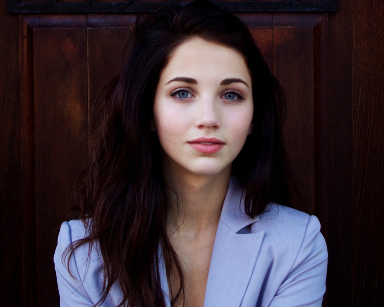 Брюнетка у коричневой двери
