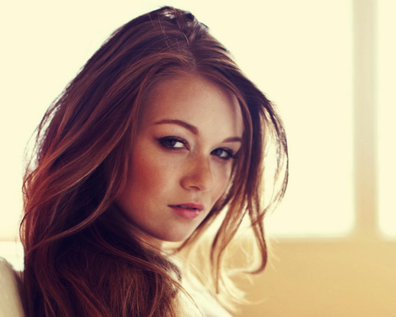 Модель брюнетка Лианна Деккер