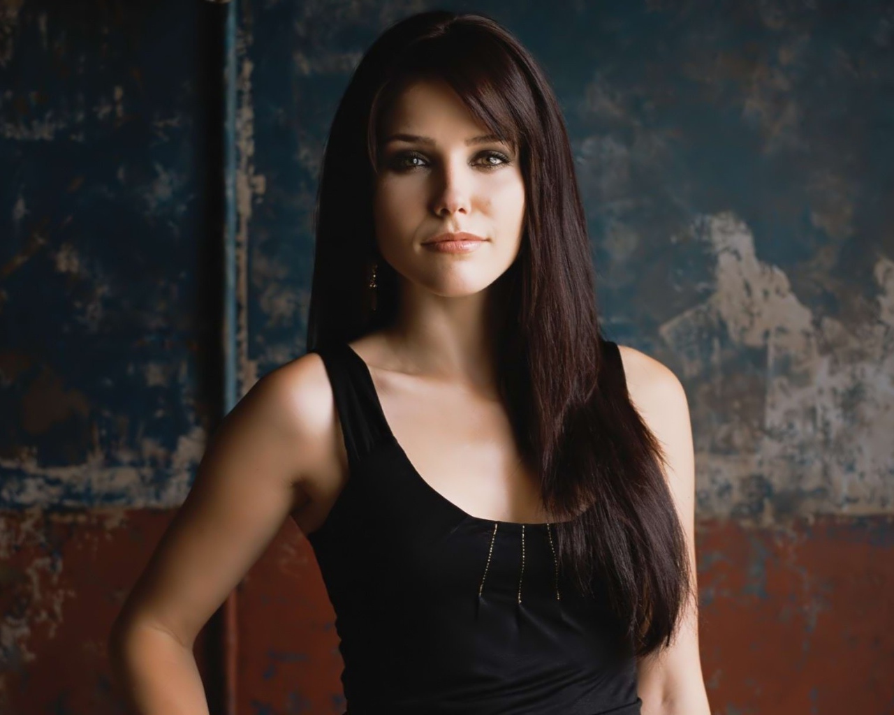 Модель брюнетка София Буш