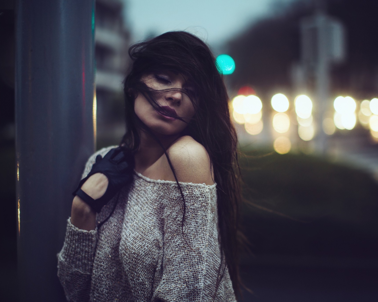 Брюнетка на ночной улице