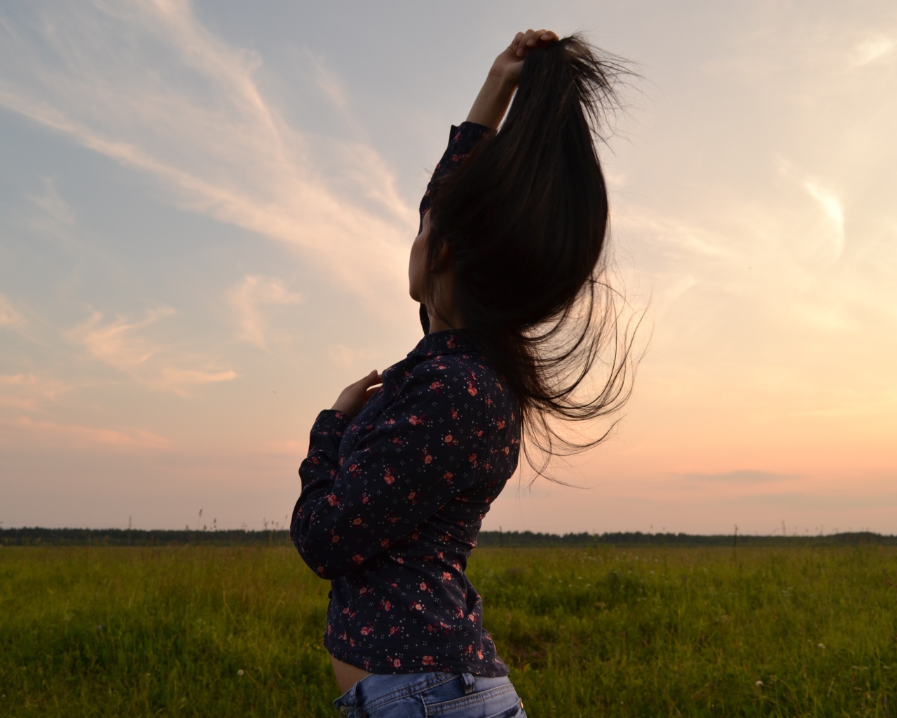 Брюнетка подняла свои волосы