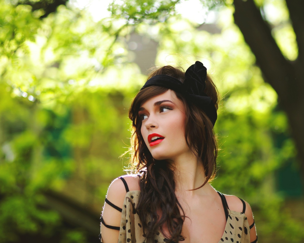 Брюнетка с черной повязкой на волосах