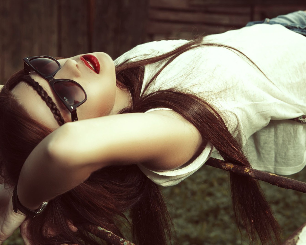 Брюнетка в темных очках смотрит в небо