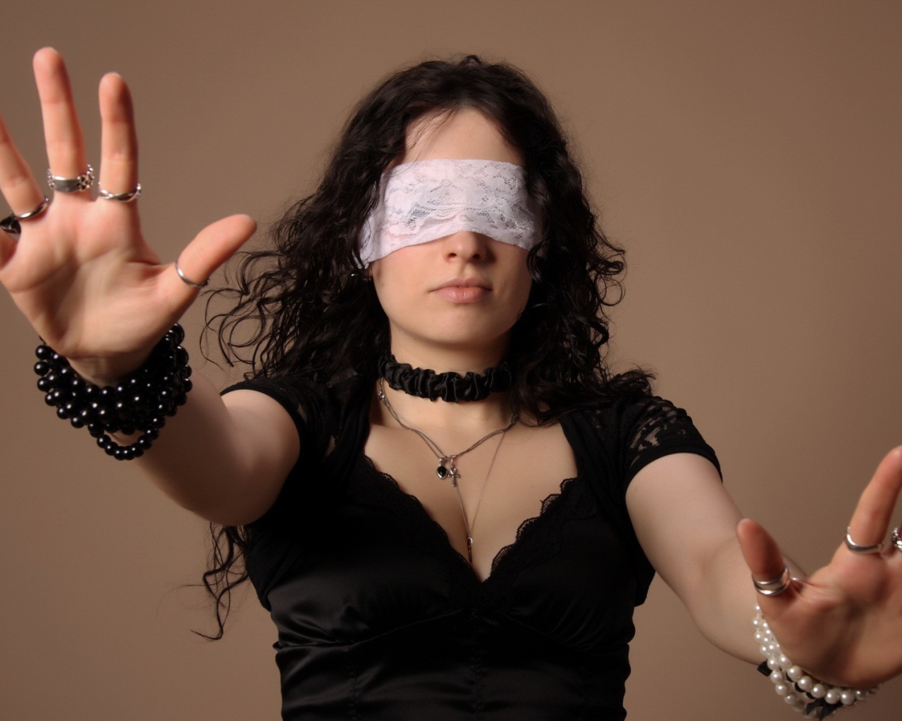 Брюнетка с белой повязкой на глазах