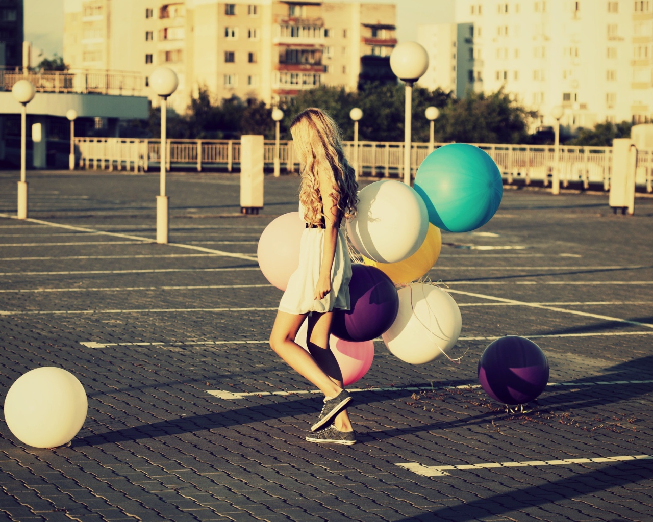 Связка воздушных шаров в руках юной девушки
