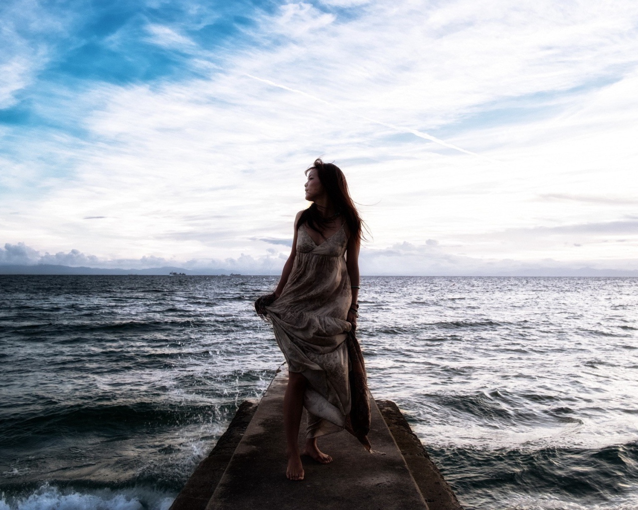 Спокойное море за спиной у девушки