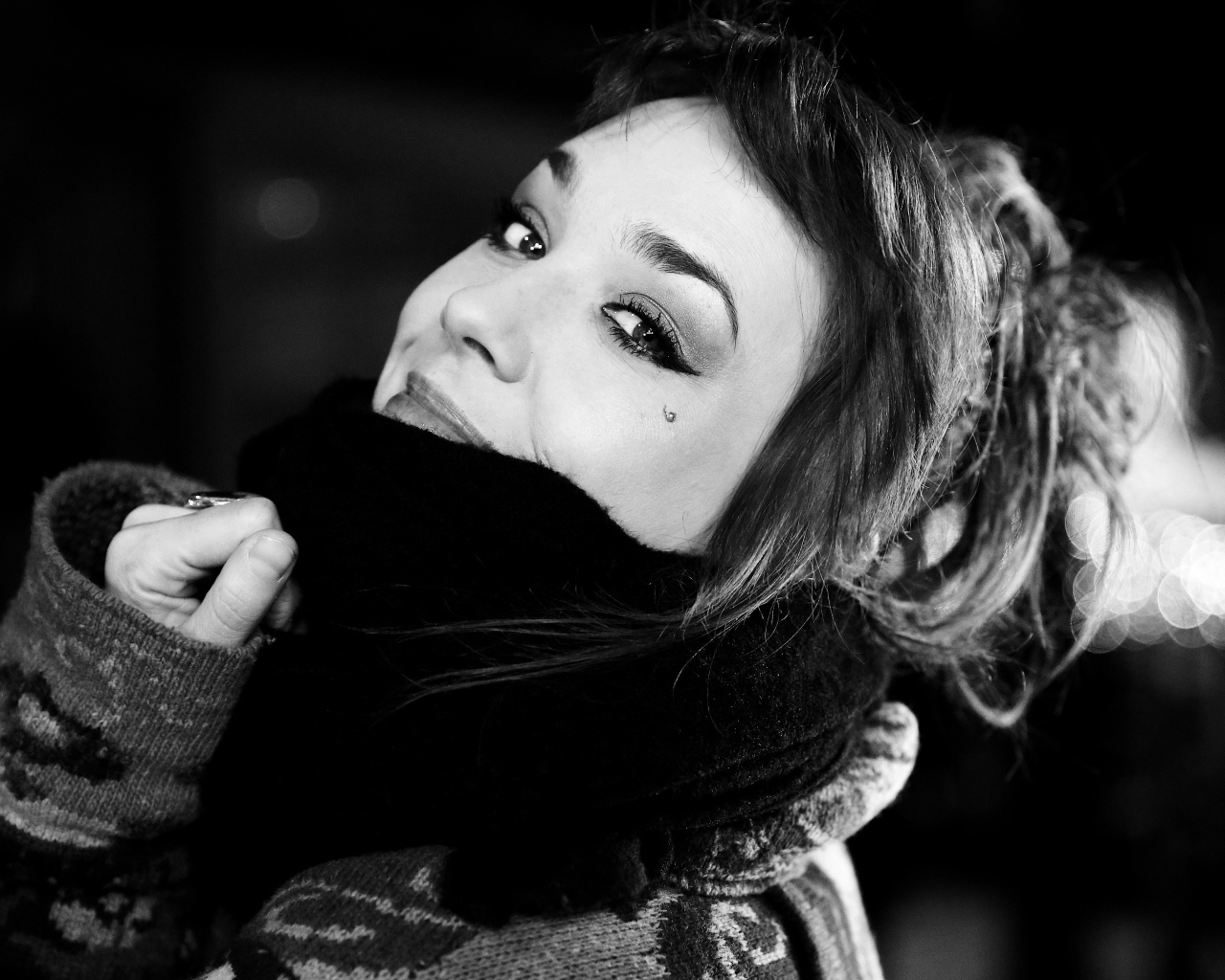 Веселая девушка в зимнем шарфе