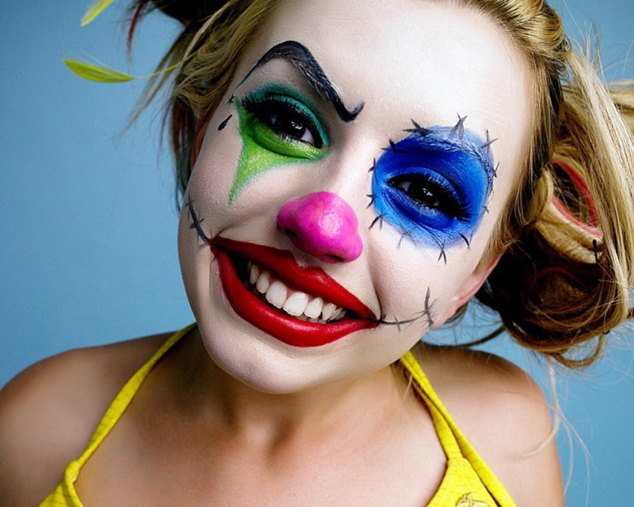 Макияж клоуна на лице девушки Lexi Belle
