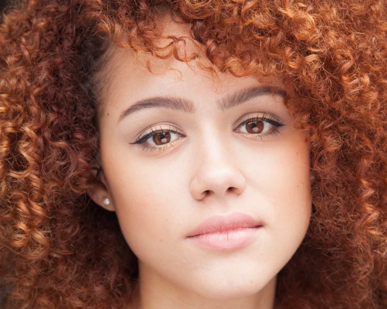 Кудри у рыжей девушки, модель