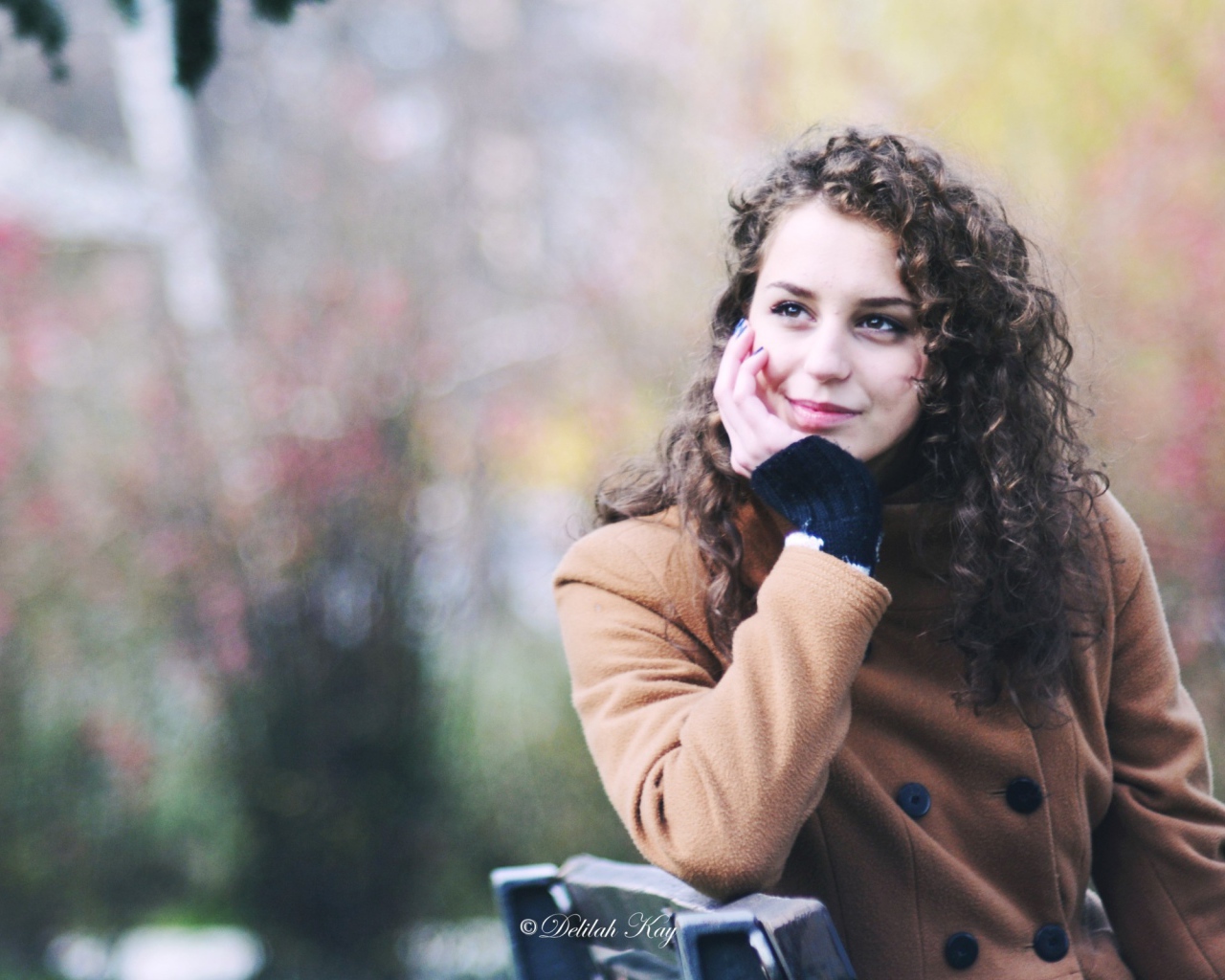 Кучерявая девушка замечталась