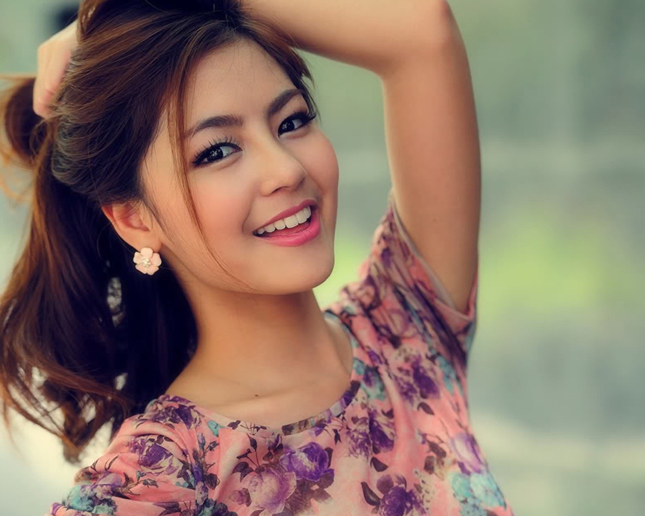 Милая японка запрокинула голову